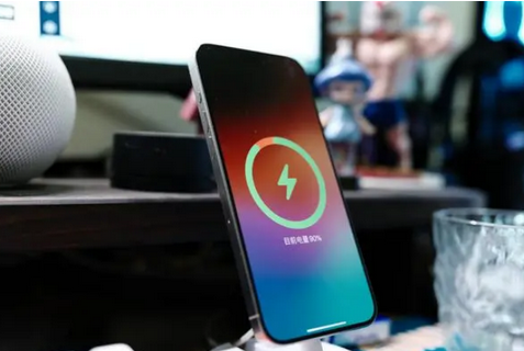 肃州苹果15换屏服务分享用什么充电器给iPhone15充电更好 